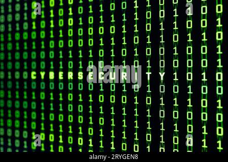 Cyber-Sicherheitskonzept. Cybersecurity-Wort auf Binärcode-Hintergrund eines Computerbildschirms Stockfoto