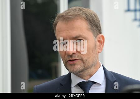 Bratislava, Slowakei. Oktober 2023. Igor Matovic, Vorsitzender der Partei für das einfache Volk und unabhängige Persönlichkeiten (OLANO), kommt nach den frühen Parlamentswahlen in Bratislava, Slowakei, am 1. Oktober 2023 zu einer Fernsehdebatte über TV Markiza. Quelle: Vaclav Salek/CTK Photo/Alamy Live News Stockfoto