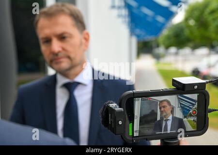 Bratislava, Slowakei. Oktober 2023. Igor Matovic, Vorsitzender der Partei für das einfache Volk und unabhängige Persönlichkeiten (OLANO), kommt nach den frühen Parlamentswahlen in Bratislava, Slowakei, am 1. Oktober 2023 zu einer Fernsehdebatte über TV Markiza. Quelle: Vaclav Salek/CTK Photo/Alamy Live News Stockfoto