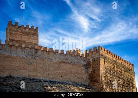 Zinnenverkleidete Wände der Zitadelle Guadix, Granada, Andalusien, Spanien, bei Tageslicht Stockfoto