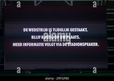 Groningen, Niederlande. September 2023 29. Meldung auf der Anzeigetafel, dass das Spiel während des niederländischen Spiels Keuken Kampioen Divisie zwischen dem FC Groningen und dem FC den Bosch am 29. September 2023 in Groningen, Niederlande, vorübergehend gestoppt wurde Credit: dpa/Alamy Live News Stockfoto