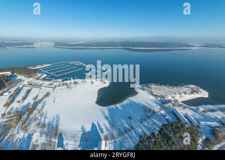 Schöner und kalter Wintermorgen in der Nähe von Ramsberg am Brombacher See im Frainkonischen Seenland Stockfoto