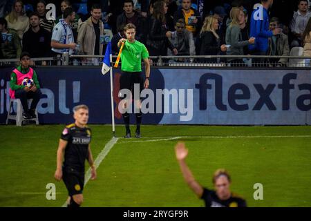 Doetinchem, Niederlande. September 2023 29. Stellvertretender Schiedsrichter Luc de Koning beim Keuken Kampioen Divisie-Spiel zwischen de Graafschap und Roda JC am 29. September 2023 in Doetinchem, Niederlande Credit: dpa/Alamy Live News Stockfoto