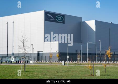 Nitra, Slowakei - 13. November 2022 : Jaguar Land Rover Produktionswerk in Nitra, Slowakei. Stockfoto