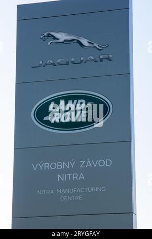 Nitra, Slowakei - 13. November 2022 : Jaguar Land Rover Produktionswerk in Nitra, Slowakei. Stockfoto