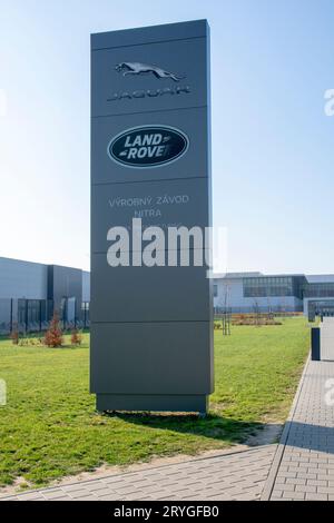 Nitra, Slowakei - 13. November 2022 : Jaguar Land Rover Produktionswerk in Nitra, Slowakei. Stockfoto