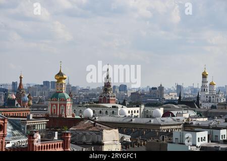 Luftdrohnenaufnahme der Dächer in Moskau, Russland, mit vielen Türmen und extravaganten Kirchen Stockfoto