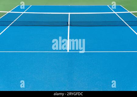 Blauer Tennisplatz im Freien Stockfoto