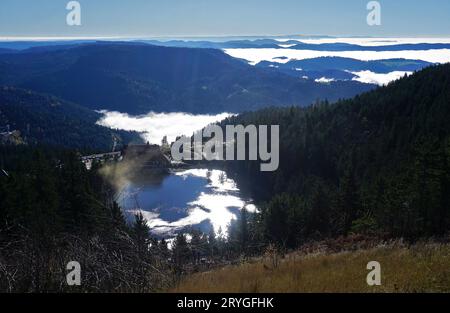 Blick von der Hornisgrinde auf den Mummelsee und über die Westhänge des Schwarzwaldes bis zum f Stockfoto