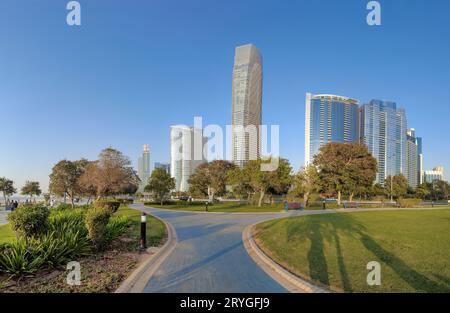 Abu Dhabi, VAE - 5. Juni 2022: Corniche Park mit modernen Hochhäusern im Hintergrund Stockfoto