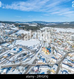 Vogelperspektive nach Frauenau im Nationalpark Bayerischer Wald an einem sonnigen Tag im Winter Stockfoto