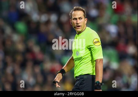 Groningen, Niederlande. September 2023 29. Schiedsrichter Martin Perez schaut während des Keuken Kampioen Divisie-Spiels zwischen dem FC Groningen und dem FC den Bosch am 29. September 2023 in Groningen, Niederlande, an. Credit: dpa/Alamy Live News Stockfoto