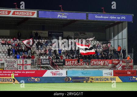 Oss, Niederlande. September 2023 29. OSS, NIEDERLANDE - SEPTEMBER 29: Fans des FC Emmen während des niederländischen Keukenkampioendivisie-Spiels zwischen TOP Oss und FC Emmen im Frans Heesen Stadion am 29. SEPTEMBER 2023 in Oss, Niederlande. (Foto: Jeroen Meuwsen/Orange Pictures) Credit: dpa/Alamy Live News Stockfoto