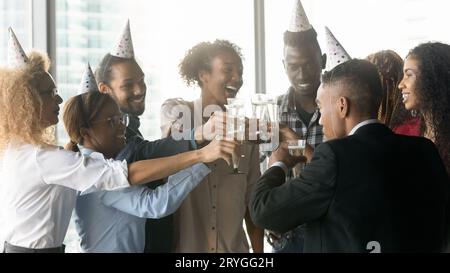 Afroamerikanische Kollegen, die mit Freude die Brille klirrten, waren an der Party beteiligt Stockfoto