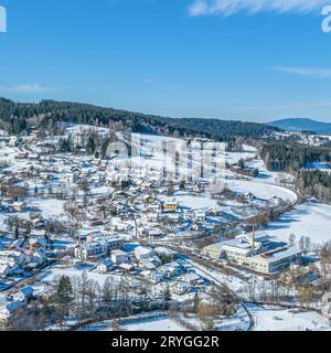 Vogelperspektive nach Frauenau im Nationalpark Bayerischer Wald an einem sonnigen Tag im Winter Stockfoto