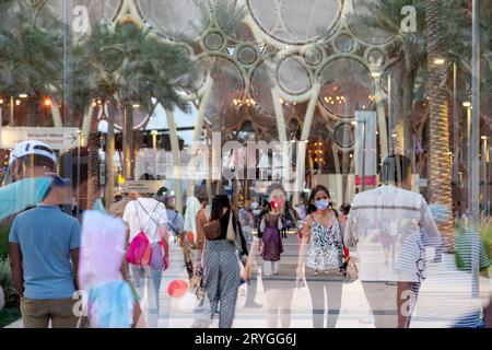 Dubai, VAE - 4. April 2022: Menschen, die auf der Expo2020 in Richtung und vom Al Wasl Plaza laufen, mit Kamera Doppelbelichtung Stockfoto