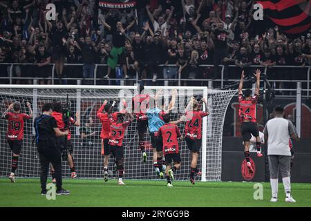 Mailand, Italien. September 2023 30. San Siro Stadium, 30.09.23 Mailand Mannschaftskameraden feiern nach dem Spiel der Serie A zwischen AC Mailand und SS Lazio im San Siro Stadion in Mailand, Italien Fußball (Cristiano Mazzi/SPP) Credit: SPP Sport Press Photo. Alamy Live News Stockfoto