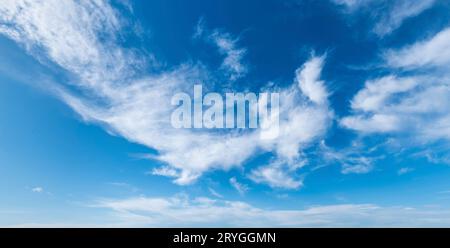 Bewölkter Himmel mit verschiedenen Wolkenformen Stockfoto