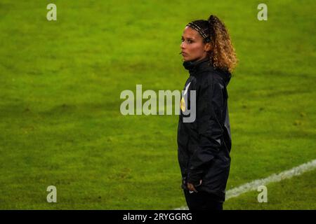 Doetinchem, Niederlande. September 2023 29. Die vierte offizielle Shona Shukrula schaut während des Keuken Kampioen Divisie-Spiels zwischen de Graafschap und Roda JC am 29. September 2023 in Doetinchem, Niederlande, auf. Credit: dpa/Alamy Live News Stockfoto