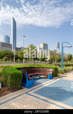 Abu Dhabi Corniche am Morgen, modernes Stadtbild Stockfoto