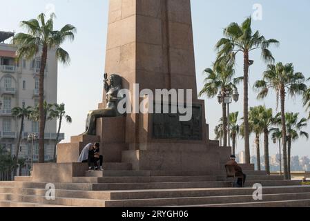 Denkmal des ägyptischen revolutionären Staatsmanns Saad Zaghloul pascha mit Statuen ägyptischer Königinnen im Raml Station District von Alexandria an der Mittelmeerküste Ägyptens. Stockfoto