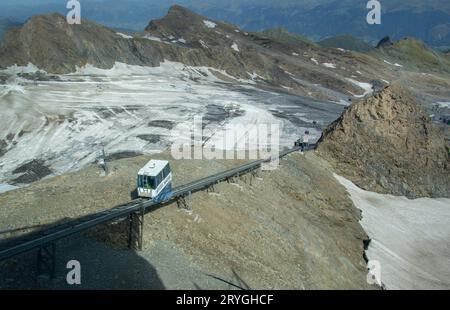 Gletscher-Shuttle am Kitzsteinhorn-Gletscher. Standseilbahn im Skigebiet Kaprun. Stockfoto