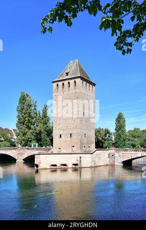 Historischer Turm der Brücke „Ponts Couvert“ als Teil der Verteidigungsarbeiten, die im 13. Jahrhundert an der Ill im Viertel „Petite France“ von Strasb errichtet wurden Stockfoto