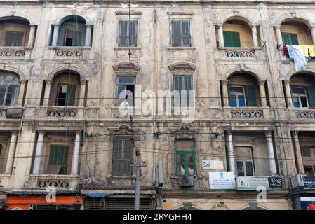 Alexandria, Ägypten. Dezember 2022. Verblasste Architektur aus der Kolonialzeit nahe der Mittelmeerküste von Ägyptens zweitgrößter Stadt, Alexandria. (Foto: John Wreford/SOPA Images/SIPA USA) Credit: SIPA USA/Alamy Live News Stockfoto