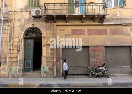 Alexandria, Ägypten. Dezember 2022. Straßenszene und typische verblasste Architektur der ägyptischen historischen Stadt Alexandria. (Foto: John Wreford/SOPA Images/SIPA USA) Credit: SIPA USA/Alamy Live News Stockfoto