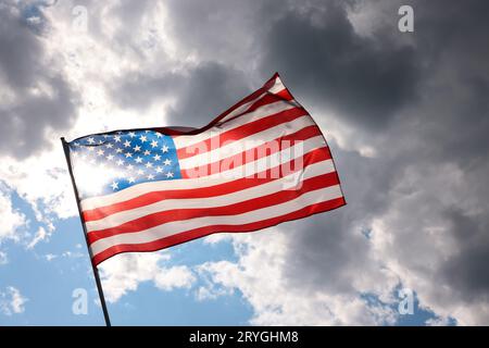 US-amerikanische Flagge winkt im stürmischen, bewölkten Himmel Stockfoto