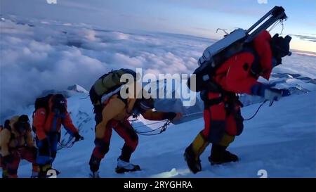 (231001) -- LHASA, 1. Oktober 2023 (Xinhua) -- Mitglieder eines chinesischen Expeditionsteams fahren am 1. Oktober 2023 zum Gipfel des Mount Cho Oyu. Ein chinesisches Expeditionsteam aus 18 Mitgliedern erreichte den Gipfel des Mount Cho Oyu, auch bekannt als Mt. Qowowuyag, um 9:15 Uhr am Sonntag, um wissenschaftliche Forschung über den sechsthöchsten Gipfel der Welt zu betreiben. Dies ist das erste Mal, dass chinesische Wissenschaftler einen Gipfel von mehr als 8.000 Metern Höhe außer Mt. Qomolangma, der höchste Gipfel der Welt. An der Grenze zwischen China und Nepal gelegen, Mt. Cho Oyu ist der sechsthöchste Berg der Welt mit einem Altitu Stockfoto