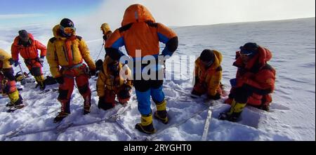 (231001) -- LHASA, 1. Oktober 2023 (Xinhua) -- Mitglieder eines chinesischen Expeditionsteams errichteten eine automatische Wetterstation auf dem Mount Cho Oyu, 1. Oktober 2023. Ein chinesisches Expeditionsteam aus 18 Mitgliedern erreichte den Gipfel des Mount Cho Oyu, auch bekannt als Mt. Qowowuyag, um 9:15 Uhr am Sonntag, um wissenschaftliche Forschung über den sechsthöchsten Gipfel der Welt zu betreiben. Dies ist das erste Mal, dass chinesische Wissenschaftler einen Gipfel von mehr als 8.000 Metern Höhe außer Mt. Qomolangma, der höchste Gipfel der Welt. An der Grenze zwischen China und Nepal gelegen, Mt. Cho Oyu ist der sechsthöchste Berg der Welt Stockfoto