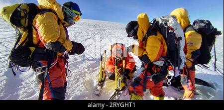 (231001) -- LHASA, 1. Oktober 2023 (Xinhua) -- Mitglieder eines chinesischen Expeditionsteams messen die Dicke von Schnee und Eis auf dem Gipfel des Mount Cho Oyu, 1. Oktober 2023. Ein chinesisches Expeditionsteam aus 18 Mitgliedern erreichte den Gipfel des Mount Cho Oyu, auch bekannt als Mt. Qowowuyag, um 9:15 Uhr am Sonntag, um wissenschaftliche Forschung über den sechsthöchsten Gipfel der Welt zu betreiben. Dies ist das erste Mal, dass chinesische Wissenschaftler einen Gipfel von mehr als 8.000 Metern Höhe außer Mt. Qomolangma, der höchste Gipfel der Welt. An der Grenze zwischen China und Nepal gelegen, Mt. Cho Oyu ist der sechsthöchste Berg Stockfoto