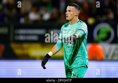 WAALWIJK, NIEDERLANDE - SEPTEMBER 30: Torhüter Etienne Vaessen (RKC Waalwijk) spricht mit ihm während des Eredivisie-Spiels von RKC Waalwijk und AFC Ajax A Stockfoto