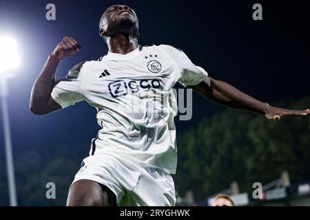 WAALWIJK, NIEDERLANDE - SEPTEMBER 30: Yassin Oukili (RKC Waalwijk) und Steven Berghuis (AFC AJAX) und Kenneth Taylor (AFC AJAX) kämpfen um den Ball d Stockfoto