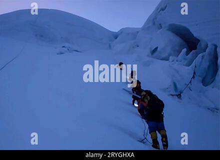 (231001) -- LHASA, 1. Oktober 2023 (Xinhua) -- Mitglieder eines chinesischen Expeditionsteams fahren am 1. Oktober 2023 zum Gipfel des Mount Cho Oyu. Ein chinesisches Expeditionsteam aus 18 Mitgliedern erreichte den Gipfel des Mount Cho Oyu, auch bekannt als Mt. Qowowuyag, um 9:15 Uhr am Sonntag, um wissenschaftliche Forschung über den sechsthöchsten Gipfel der Welt zu betreiben. Dies ist das erste Mal, dass chinesische Wissenschaftler einen Gipfel von mehr als 8.000 Metern Höhe außer Mt. Qomolangma, der höchste Gipfel der Welt. An der Grenze zwischen China und Nepal gelegen, Mt. Cho Oyu ist der sechsthöchste Berg der Welt mit einem Altitu Stockfoto