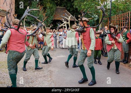 Die Abbots Bromley Horn Tänzerinnen, während sie sich zu Beginn des Tages um Abbots Bromley herum tanzten. Der Tanz wird seit 1226 aufgeführt. Geweihe werden um 7:45 Uhr aus der örtlichen Kirche entfernt, gesegnet und die Tänzer führen dann ihre Tänze in lokalen Dörfern bis 20:00 Uhr auf, wenn wieder einmal das Geweih für ein weiteres Jahr weggesperrt wird. Das jährliche Ritual beinhaltet Rentiergeweihe, ein Hobbypferd, Maid Marian und einen Narren. Stockfoto