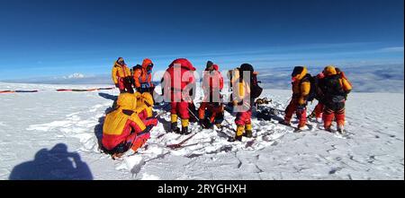 (231001) -- LHASA, 1. Oktober 2023 (Xinhua) -- Mitglieder eines chinesischen Expeditionsteams errichteten eine automatische Wetterstation auf dem Mount Cho Oyu, 1. Oktober 2023. Ein chinesisches Expeditionsteam aus 18 Mitgliedern erreichte den Gipfel des Mount Cho Oyu, auch bekannt als Mt. Qowowuyag, um 9:15 Uhr am Sonntag, um wissenschaftliche Forschung über den sechsthöchsten Gipfel der Welt zu betreiben. Dies ist das erste Mal, dass chinesische Wissenschaftler einen Gipfel von mehr als 8.000 Metern Höhe außer Mt. Qomolangma, der höchste Gipfel der Welt. An der Grenze zwischen China und Nepal gelegen, Mt. Cho Oyu ist der sechsthöchste Berg der Welt Stockfoto