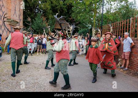 Die Abbots Bromley Horn Tänzerinnen, während sie sich zu Beginn des Tages um Abbots Bromley herum tanzten. Der Tanz wird seit 1226 aufgeführt. Geweihe werden um 7:45 Uhr aus der örtlichen Kirche entfernt, gesegnet und die Tänzer führen dann ihre Tänze in lokalen Dörfern bis 20:00 Uhr auf, wenn wieder einmal das Geweih für ein weiteres Jahr weggesperrt wird. Das jährliche Ritual beinhaltet Rentiergeweihe, ein Hobbypferd, Maid Marian und einen Narren. Stockfoto