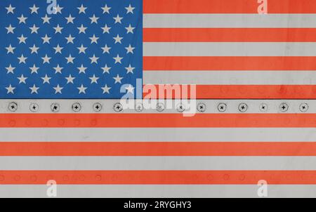Grunge amerikanische Flagge auf Metall mit Nieten Stockfoto