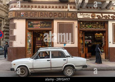 Alexandria, Ägypten. Dezember 2022. Historisches griechisches Café aus der Kolonialzeit und Café-Bar Sofianopoulo, Alexandria, Ägypten. (Foto: John Wreford/SOPA Images/SIPA USA) Credit: SIPA USA/Alamy Live News Stockfoto