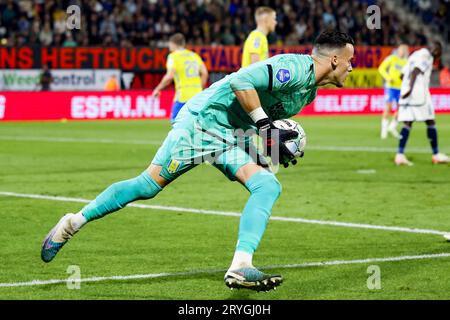 WAALWIJK, NIEDERLANDE - SEPTEMBER 30: Torhüter Etienne Vaessen (RKC Waalwijk) kontrolliert den Ball während des Eredivisie-Spiels von RKC Waalwijk und AFC Stockfoto