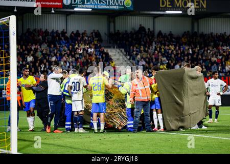 WAALWIJK, NIEDERLANDE - SEPTEMBER 30: Tücher um Torhüter Etienne Vaessen (RKC Waalwijk) verletzten sich beim Eredivisie-Spiel des RKC Waalwijk und Stockfoto