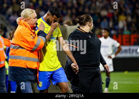 WAALWIJK, NIEDERLANDE - SEPTEMBER 30: Yassin Oukili (RKC Waalwijk) ist besorgt über seine Torhüter-Blicke während des Eredivisie-Spiels von RKC Waalw Stockfoto