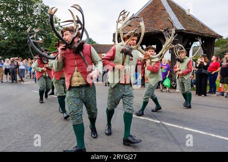 Die Abbots Bromley Horn Tänzerinnen, während sie sich zu Beginn des Tages um Abbots Bromley herum tanzten. Der Tanz wird seit 1226 aufgeführt. Geweihe werden um 7:45 Uhr aus der örtlichen Kirche entfernt, gesegnet und die Tänzer führen dann ihre Tänze in lokalen Dörfern bis 20:00 Uhr auf, wenn wieder einmal das Geweih für ein weiteres Jahr weggesperrt wird. Das jährliche Ritual beinhaltet Rentiergeweihe, ein Hobbypferd, Maid Marian und einen Narren. Stockfoto