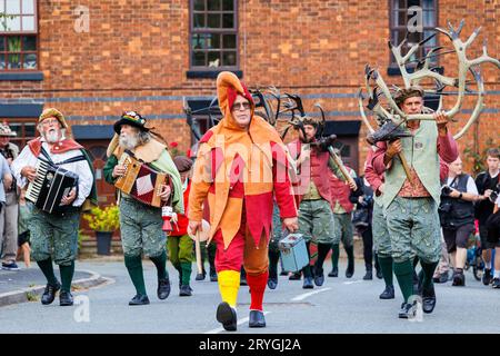 Die Abbots Bromley Horn Tänzerinnen, während sie sich zu Beginn des Tages um Abbots Bromley herum tanzten. Der Tanz wird seit 1226 aufgeführt. Geweihe werden um 7:45 Uhr aus der örtlichen Kirche entfernt, gesegnet und die Tänzer führen dann ihre Tänze in lokalen Dörfern bis 20:00 Uhr auf, wenn wieder einmal das Geweih für ein weiteres Jahr weggesperrt wird. Das jährliche Ritual beinhaltet Rentiergeweihe, ein Hobbypferd, Maid Marian und einen Narren. Stockfoto