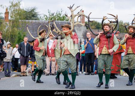 Die Abbots Bromley Horn Tänzerinnen, während sie sich zu Beginn des Tages um Abbots Bromley herum tanzten. Der Tanz wird seit 1226 aufgeführt. Geweihe werden um 7:45 Uhr aus der örtlichen Kirche entfernt, gesegnet und die Tänzer führen dann ihre Tänze in lokalen Dörfern bis 20:00 Uhr auf, wenn wieder einmal das Geweih für ein weiteres Jahr weggesperrt wird. Das jährliche Ritual beinhaltet Rentiergeweihe, ein Hobbypferd, Maid Marian und einen Narren. Stockfoto