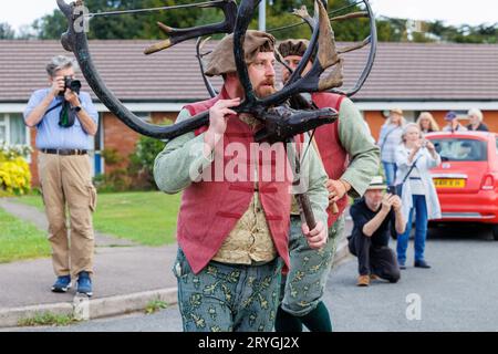 Die Abbots Bromley Horn Tänzerinnen, während sie sich zu Beginn des Tages um Abbots Bromley herum tanzten. Der Tanz wird seit 1226 aufgeführt. Geweihe werden um 7:45 Uhr aus der örtlichen Kirche entfernt, gesegnet und die Tänzer führen dann ihre Tänze in lokalen Dörfern bis 20:00 Uhr auf, wenn wieder einmal das Geweih für ein weiteres Jahr weggesperrt wird. Das jährliche Ritual beinhaltet Rentiergeweihe, ein Hobbypferd, Maid Marian und einen Narren. Stockfoto