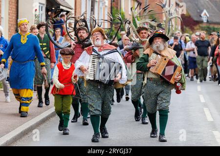 Die Abbots Bromley Horn Tänzerinnen, während sie sich zu Beginn des Tages um Abbots Bromley herum tanzten. Der Tanz wird seit 1226 aufgeführt. Geweihe werden um 7:45 Uhr aus der örtlichen Kirche entfernt, gesegnet und die Tänzer führen dann ihre Tänze in lokalen Dörfern bis 20:00 Uhr auf, wenn wieder einmal das Geweih für ein weiteres Jahr weggesperrt wird. Das jährliche Ritual beinhaltet Rentiergeweihe, ein Hobbypferd, Maid Marian und einen Narren. Stockfoto