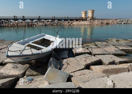 Alexandria, Ägypten. Dezember 2022. Ein Boot auf Betonblöcken, das als Verteidigung gegen den Anstieg des Meeresspiegels entlang der Corniche von Alexandria, der zweitgrößten Stadt Ägyptens, positioniert ist. (Foto: John Wreford/SOPA Images/SIPA USA) Credit: SIPA USA/Alamy Live News Stockfoto